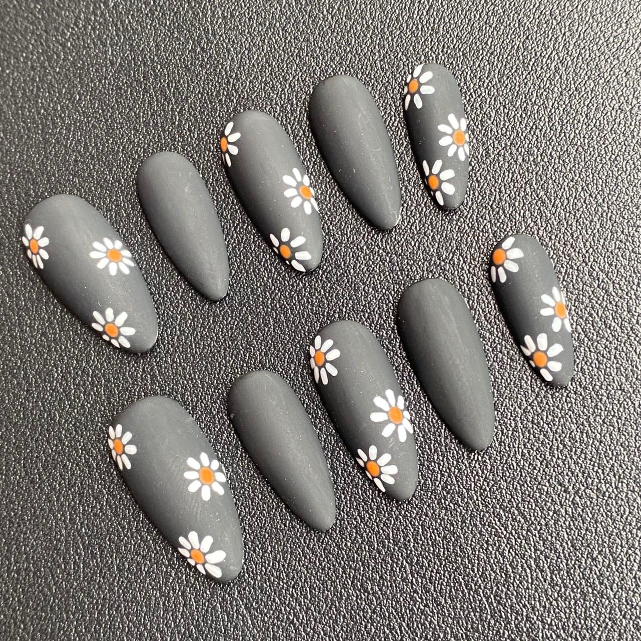 Gray Daisy